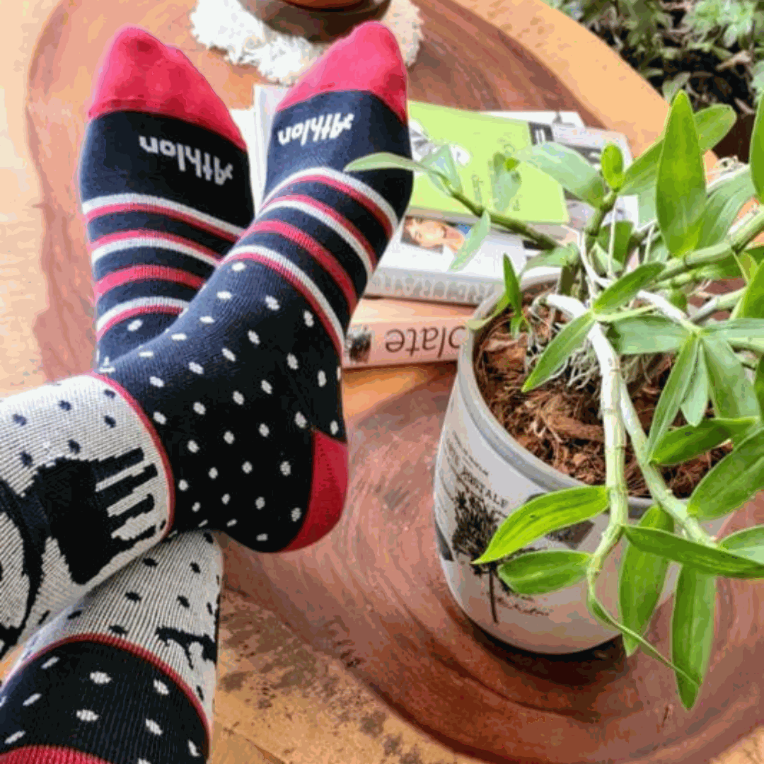 Medias de compresión navideñas, largas a la rodilla, diseño festivo, talón y puntera reforzados, tejido transpirable.