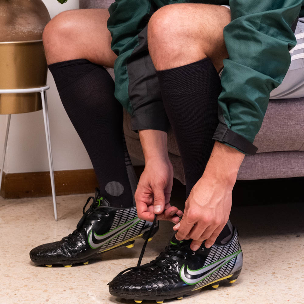 Futbolista usando medias deprotivas de compresión
