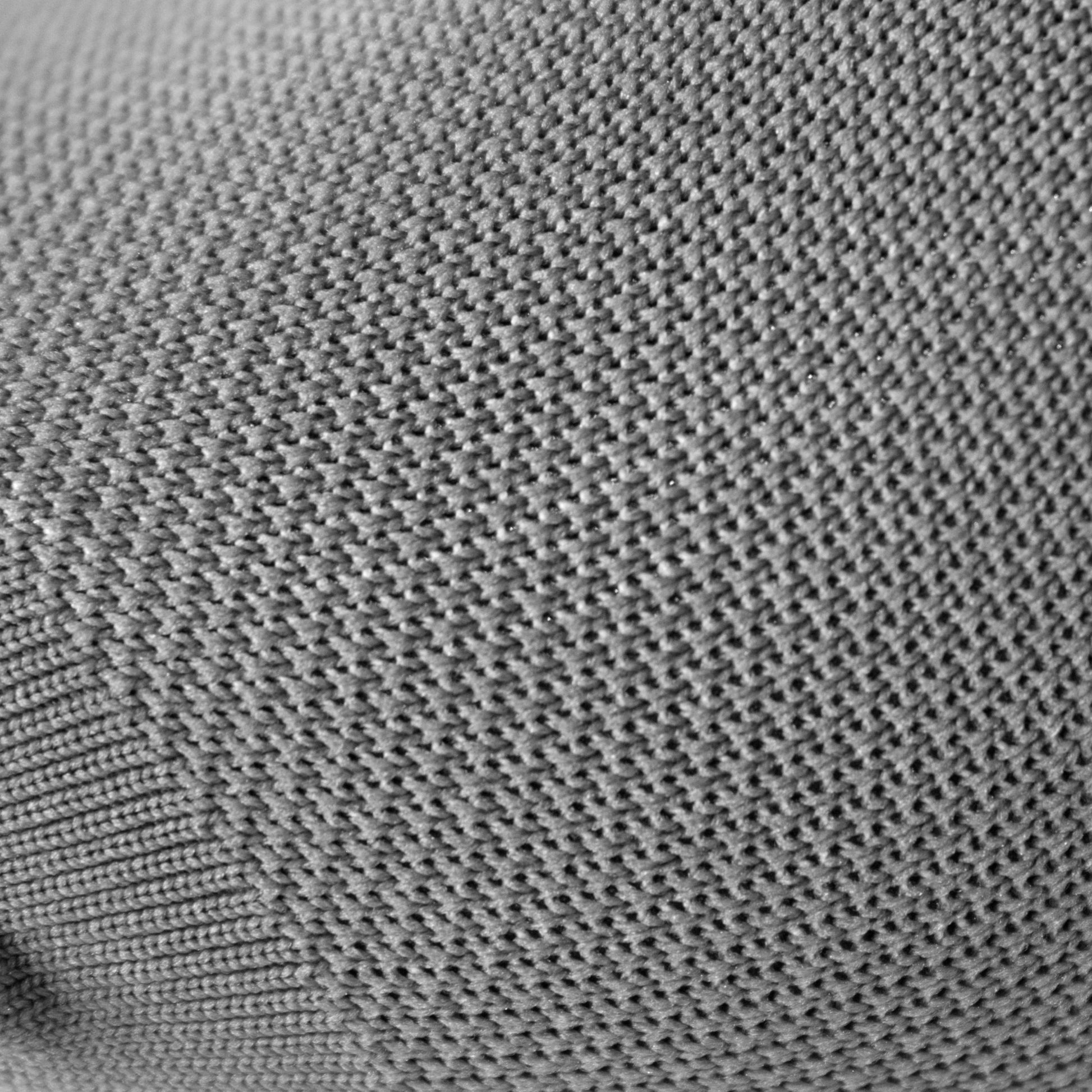Detalle de tejido en medias de compresión color gris