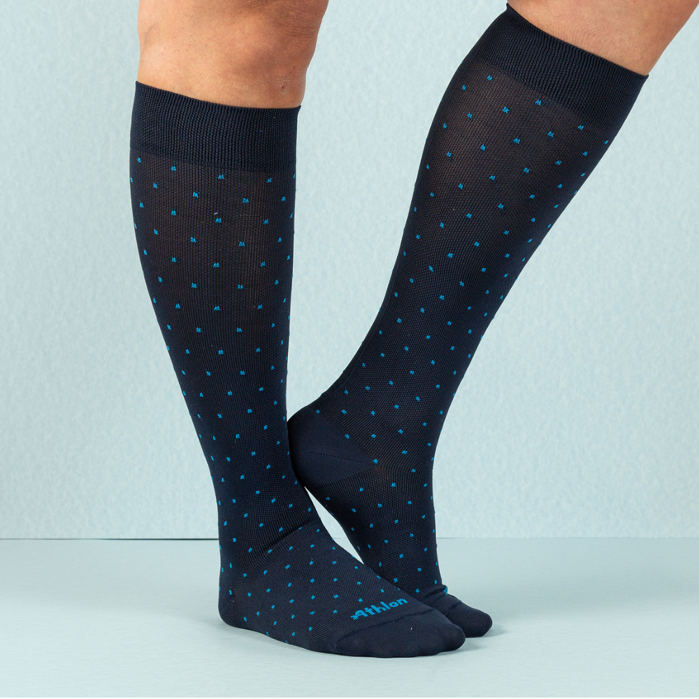 Medias de compresion azules con diseño de puntos