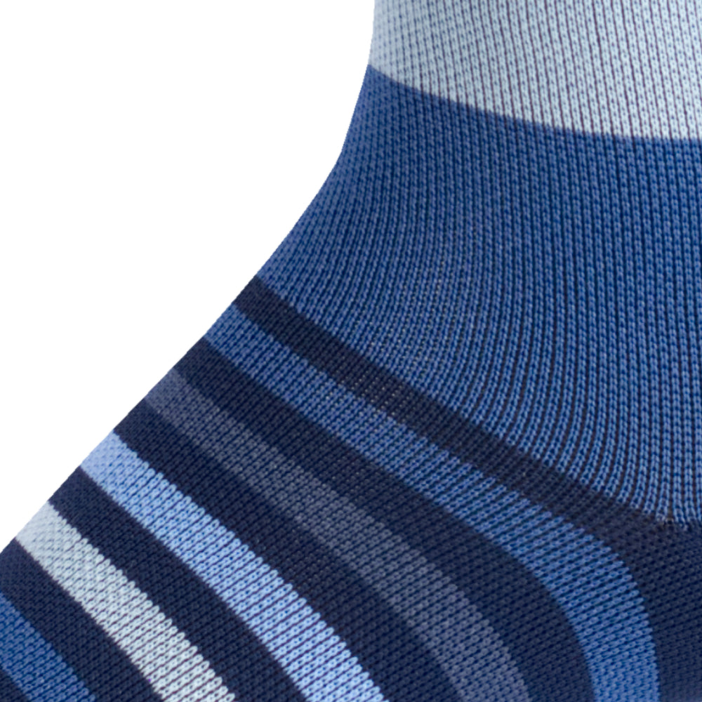 Detalle del tejido de las medias de compresión en bloques azules marca Athlon a la venta en colombia por CVital